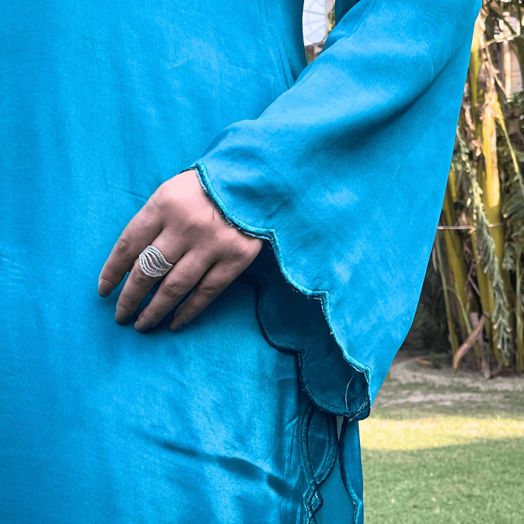 Scalloped frayed sleeve detail